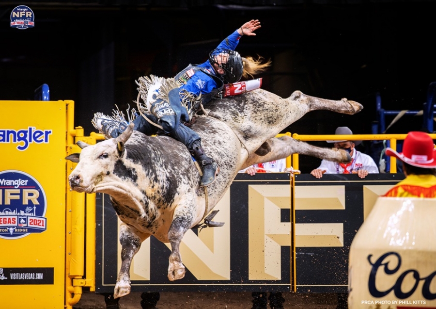Stetson Wright rides Bloomer High Rise for 90.5pts during seventh performance the National Finals Rodeo